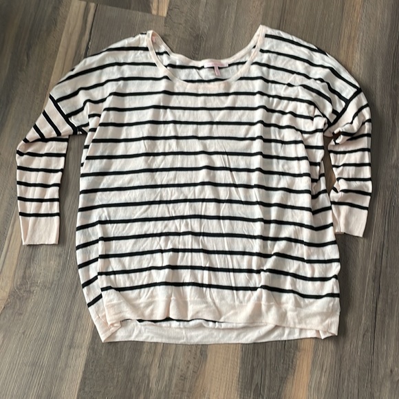 Victoria’s Secret light weight relaxed top.  Can wear it casual or dress it up - Picture 2 of 6